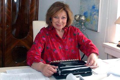 Heide Keller bei der Arbeit an der Schreibmaschine